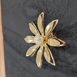 Metal Floral Daisy Vintage Brooch
